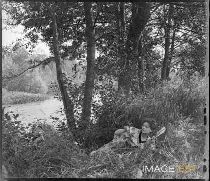Femme au bord d'un étang (Bouxières-aux-Chênes)